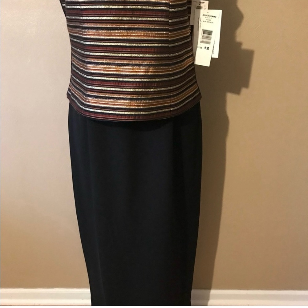 Jessica Howard fully lined maxi dress, metallic top with hidden back zipper. - Picture 8 of 11